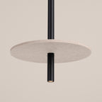 Suspension Feltro disque feutre beige et acier noir G9, gros plan