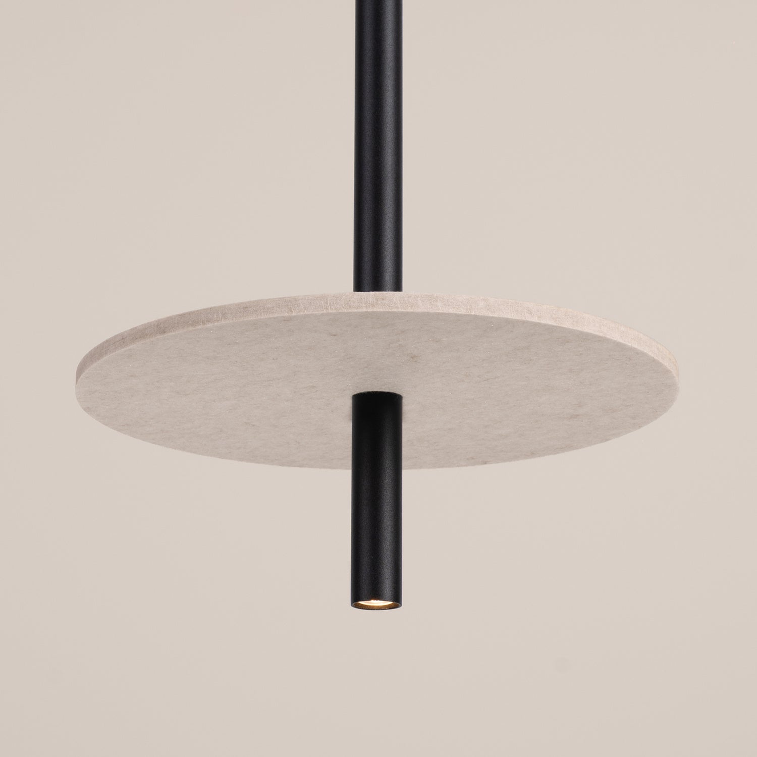 Suspension Feltro disque feutre beige et acier noir G9, gros plan