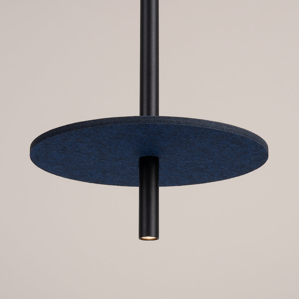 Suspension Feltro disque feutre bleu marine et acier noir G9, gros plan