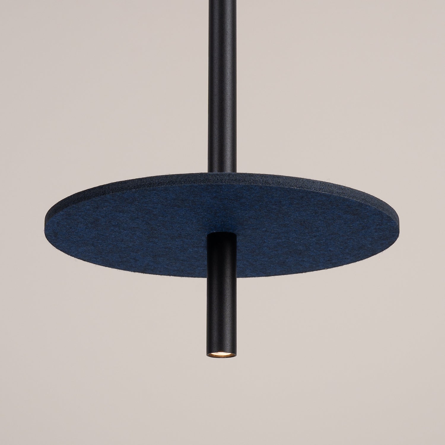 Suspension Feltro disque feutre bleu marine et acier noir G9, gros plan