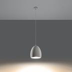Suspension Flawiusz allumée avec sa lumière dirigée vers le bas