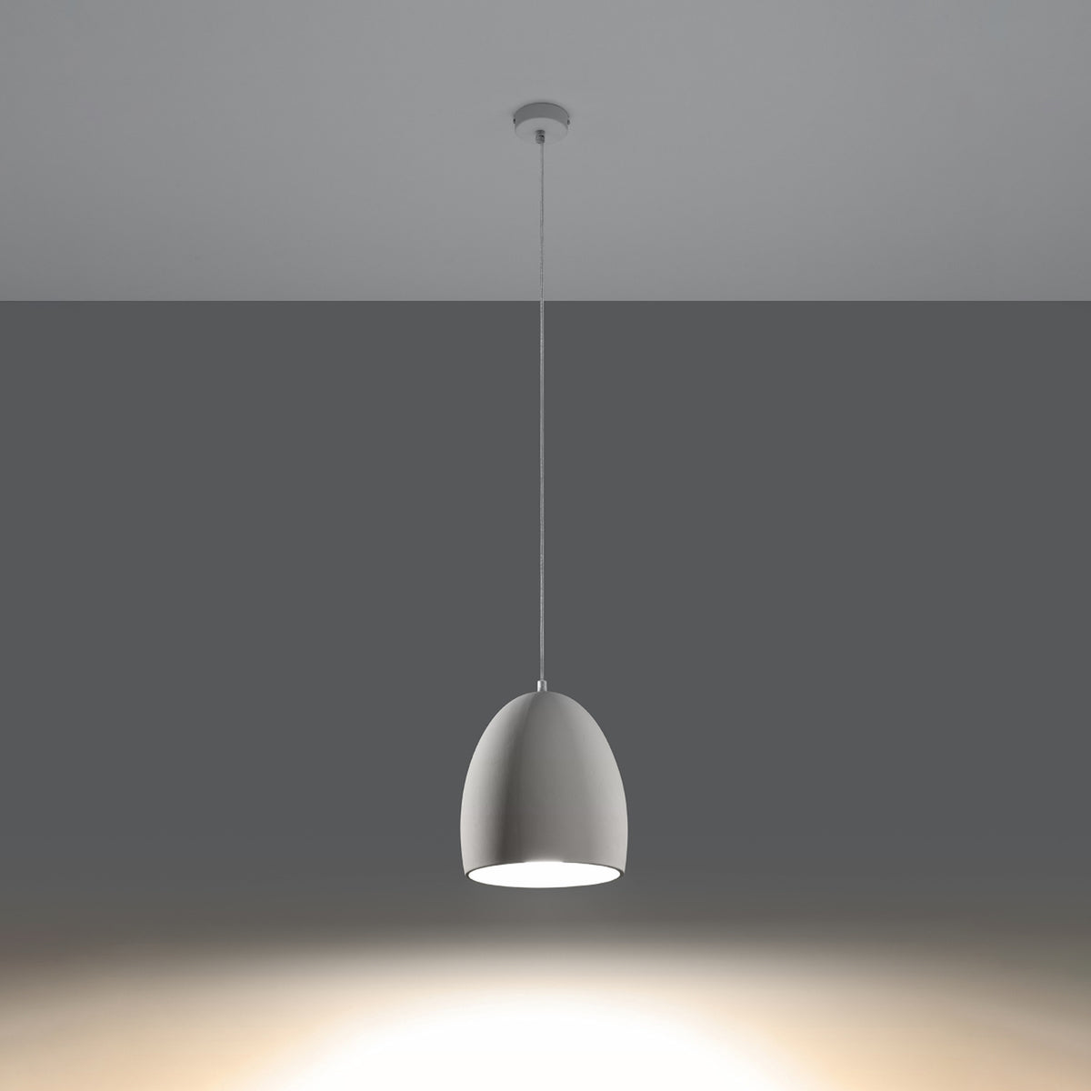 Suspension Flawiusz allumée avec sa lumière dirigée vers le bas
