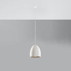 Suspension Flawiusz en céramique blanche sous un plafond clair