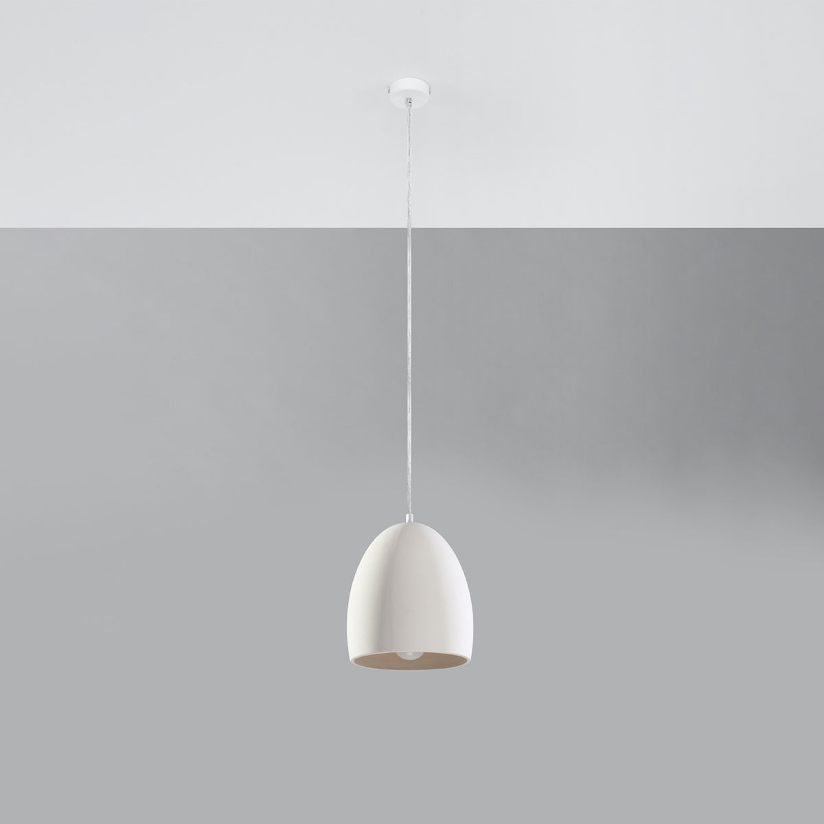 Suspension Flawiusz en céramique blanche sous un plafond clair