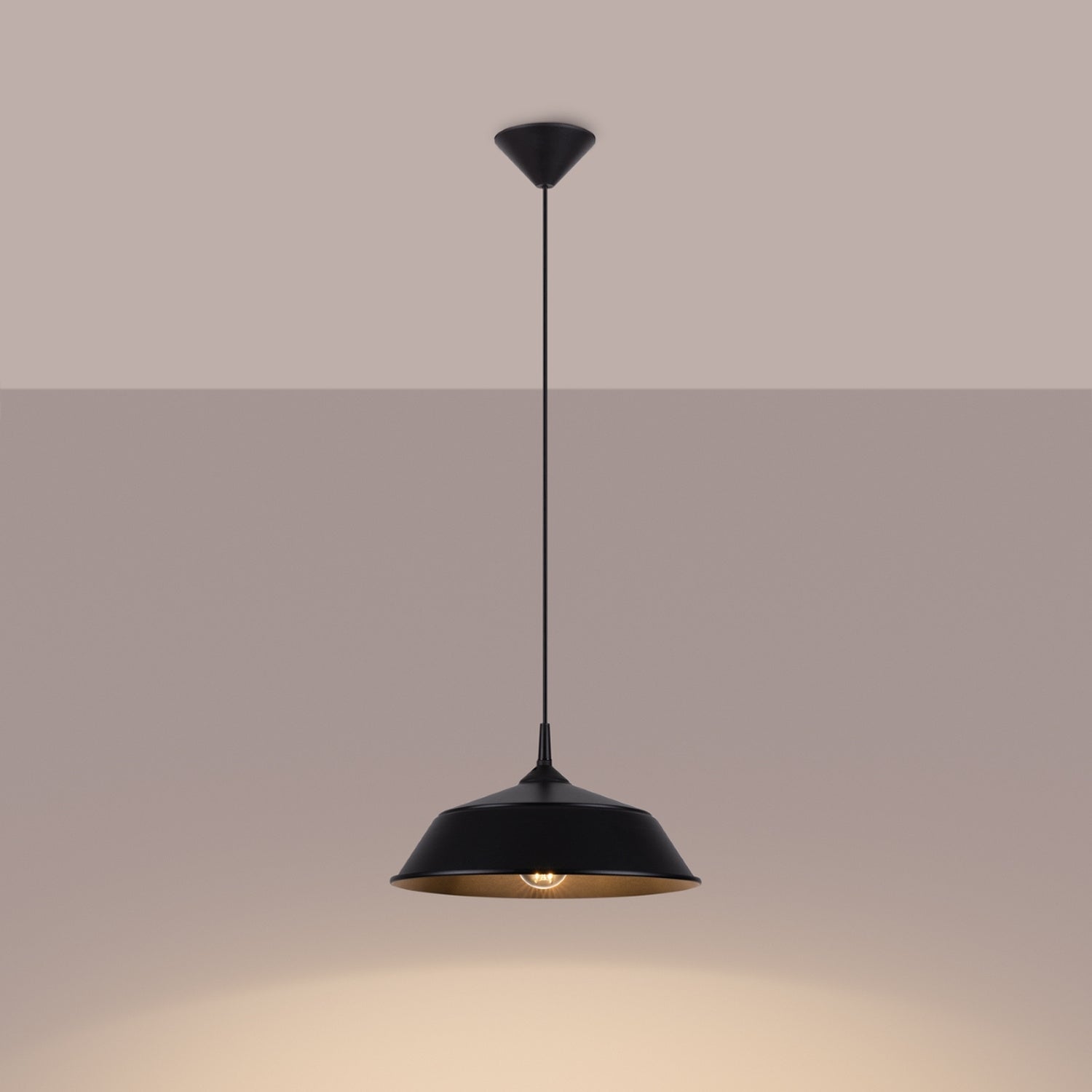 Suspension Frika métal noir E27 allumée, lumière vers le bas