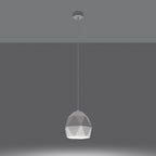 Suspension Mint allumée avec la lumière dirigée vers le bas par son ouverture hexagonale