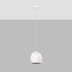 Suspension Mint en céramique blanche pendue à son câble blanc devant un mur gris