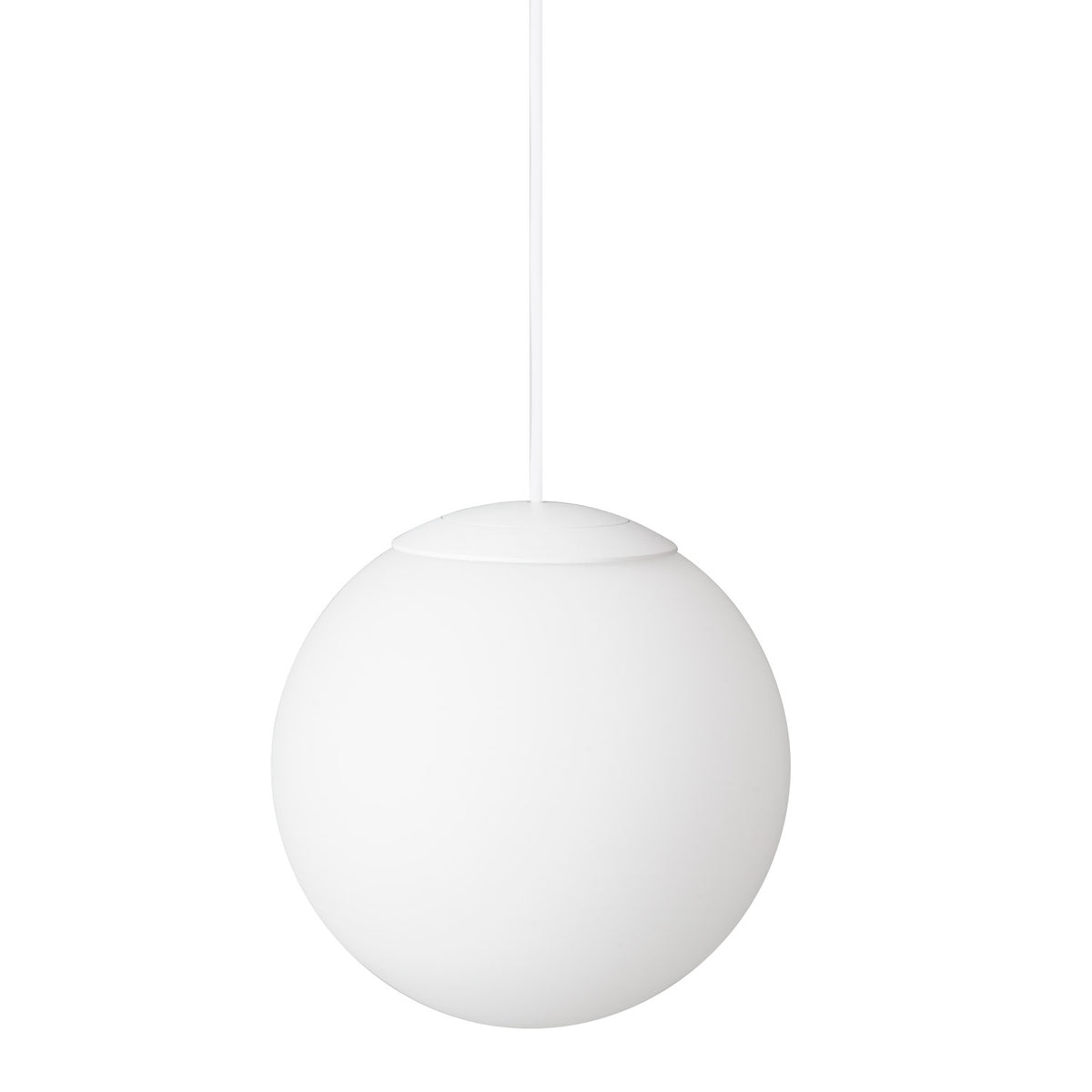 Globe opale de la suspension Magnetic métal blanc en gros plan sous sa coupelle et son câble