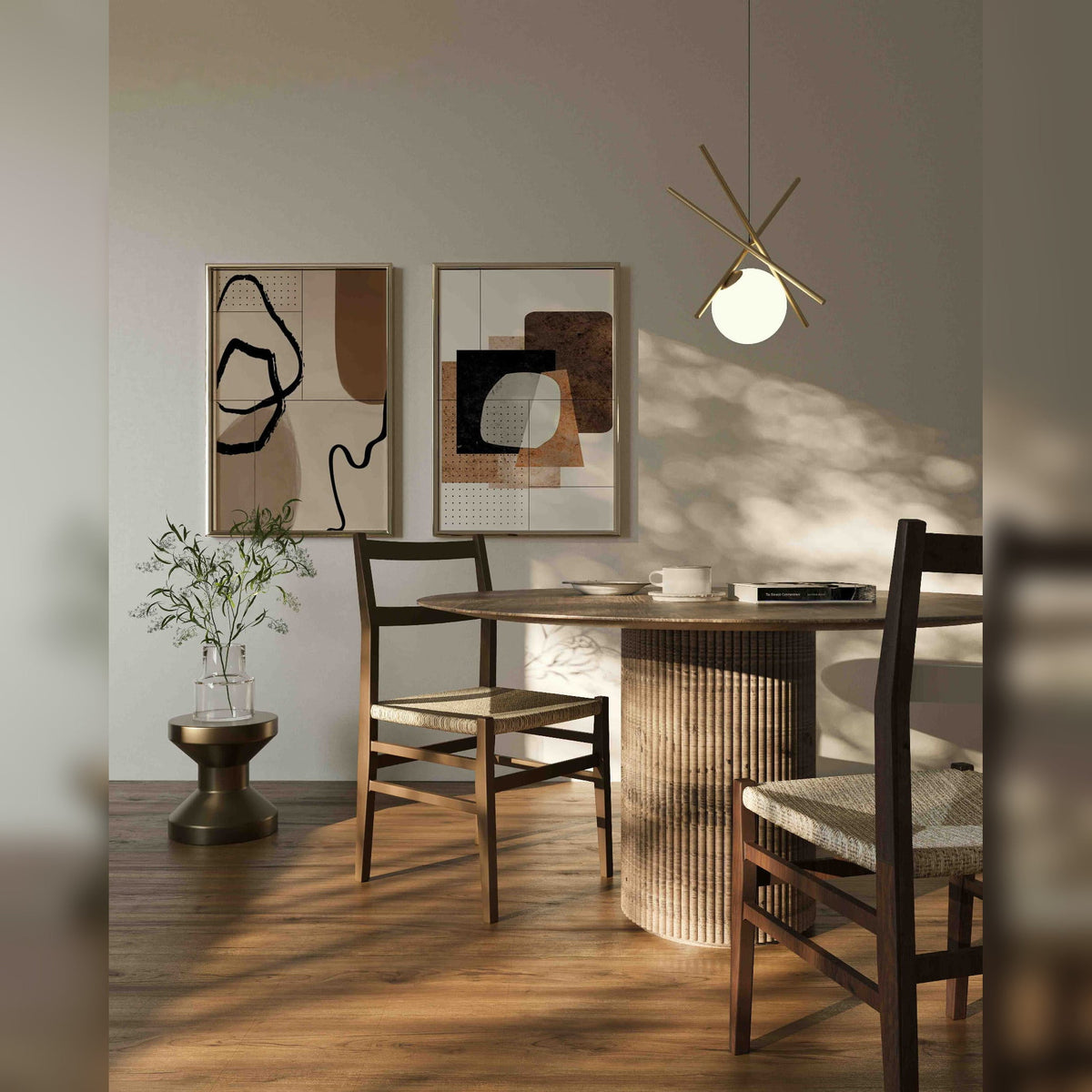 Suspension Xena allumée au-dessus d'une table ronde en bois entourée de chaises au siège tressé