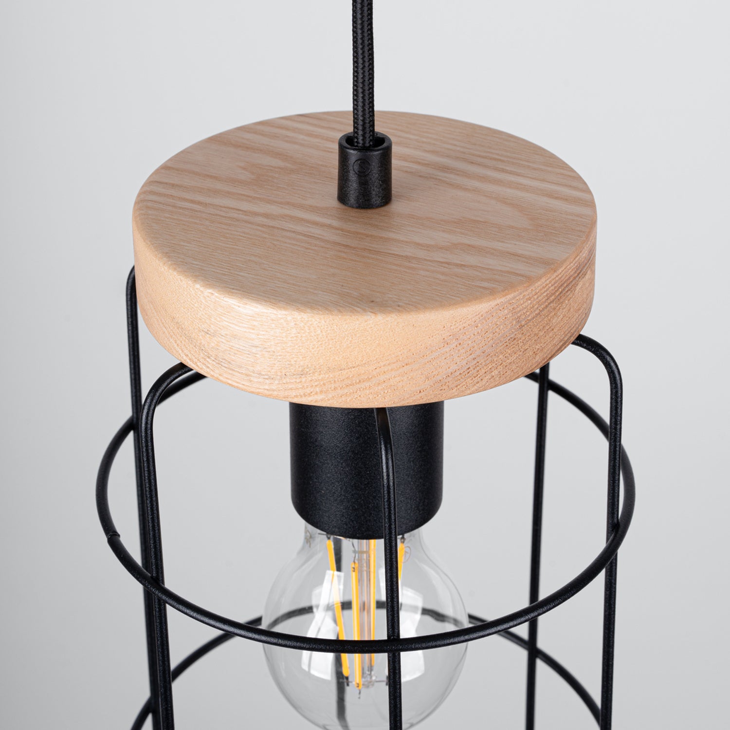 Suspension Gotto 3 cages métal noir et bois E27, détail d'une cage et de son disque de bois