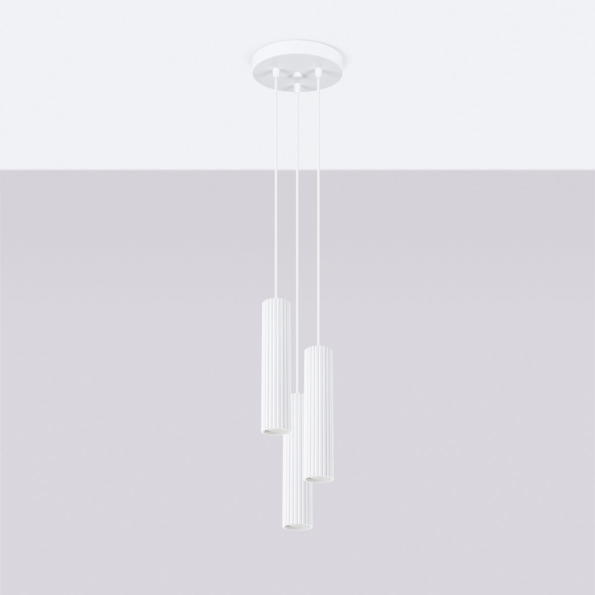 Suspension grappe Karbon en laque blanche fixée au plafond devant un mur uni