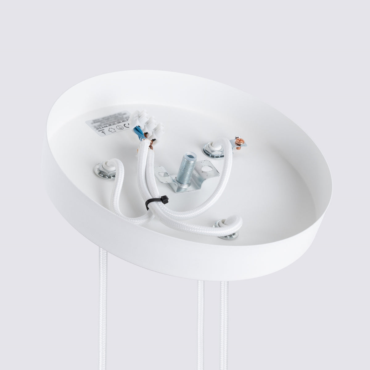 Intérieur de la rosace en laque blanche avec son bornier et son étrier de fixation