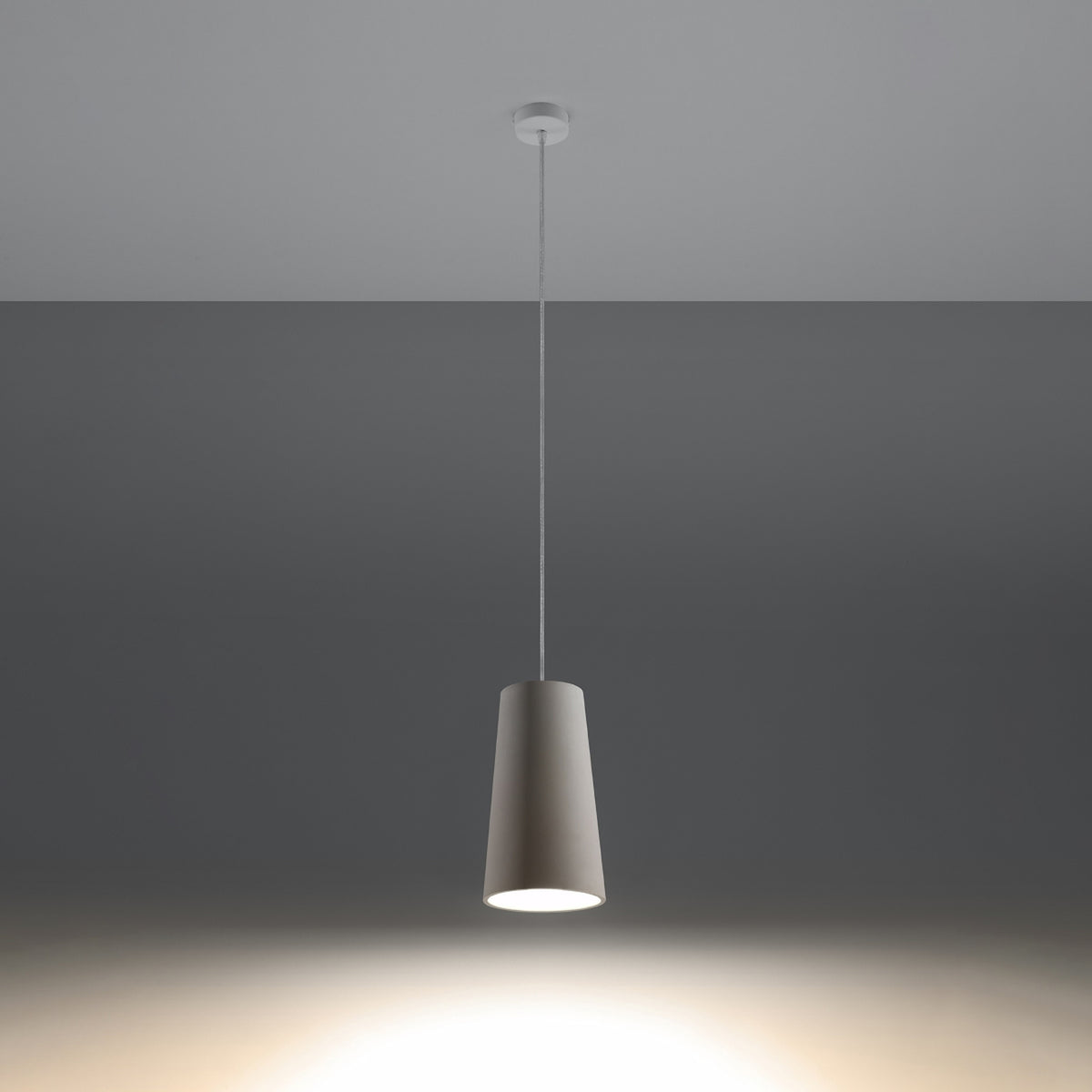 Suspension Gulcan allumée qui dirige sa lumière vers le bas