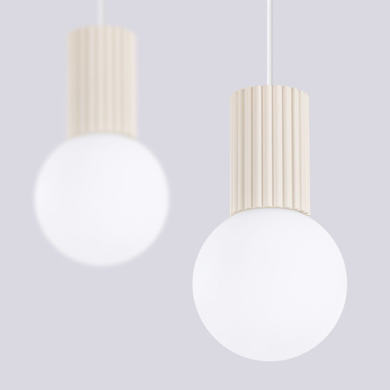 Suspension Halo 2 boules opale barre beige, vue rapprochée