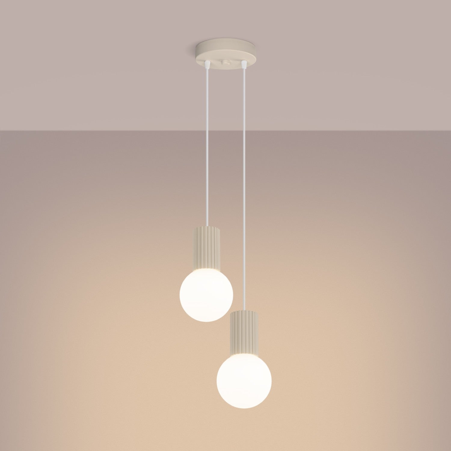 Suspension Halo 2 boules opale grappe beige allumée, deux globes diffusants