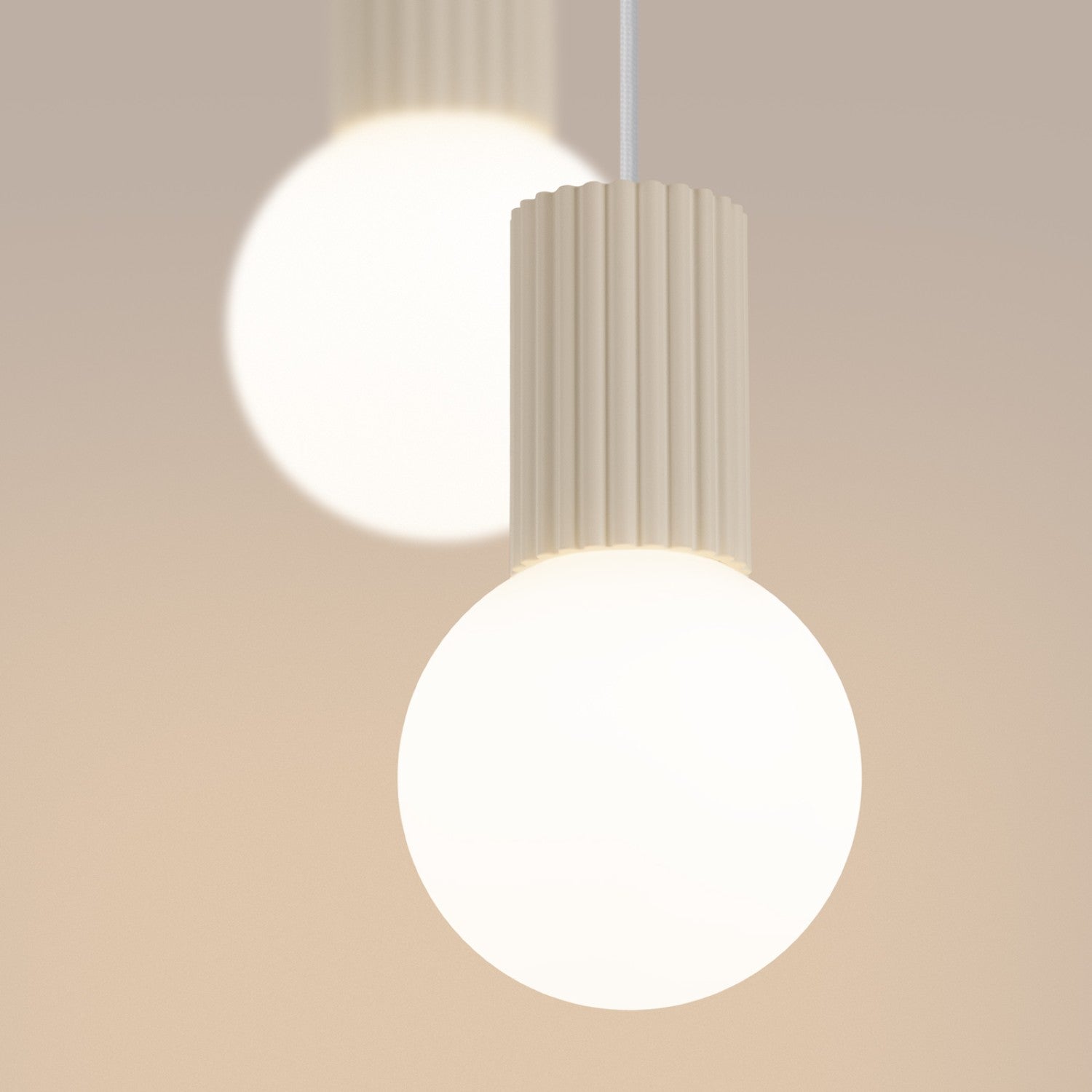 Détail du culot cannelé, suspension Halo beige