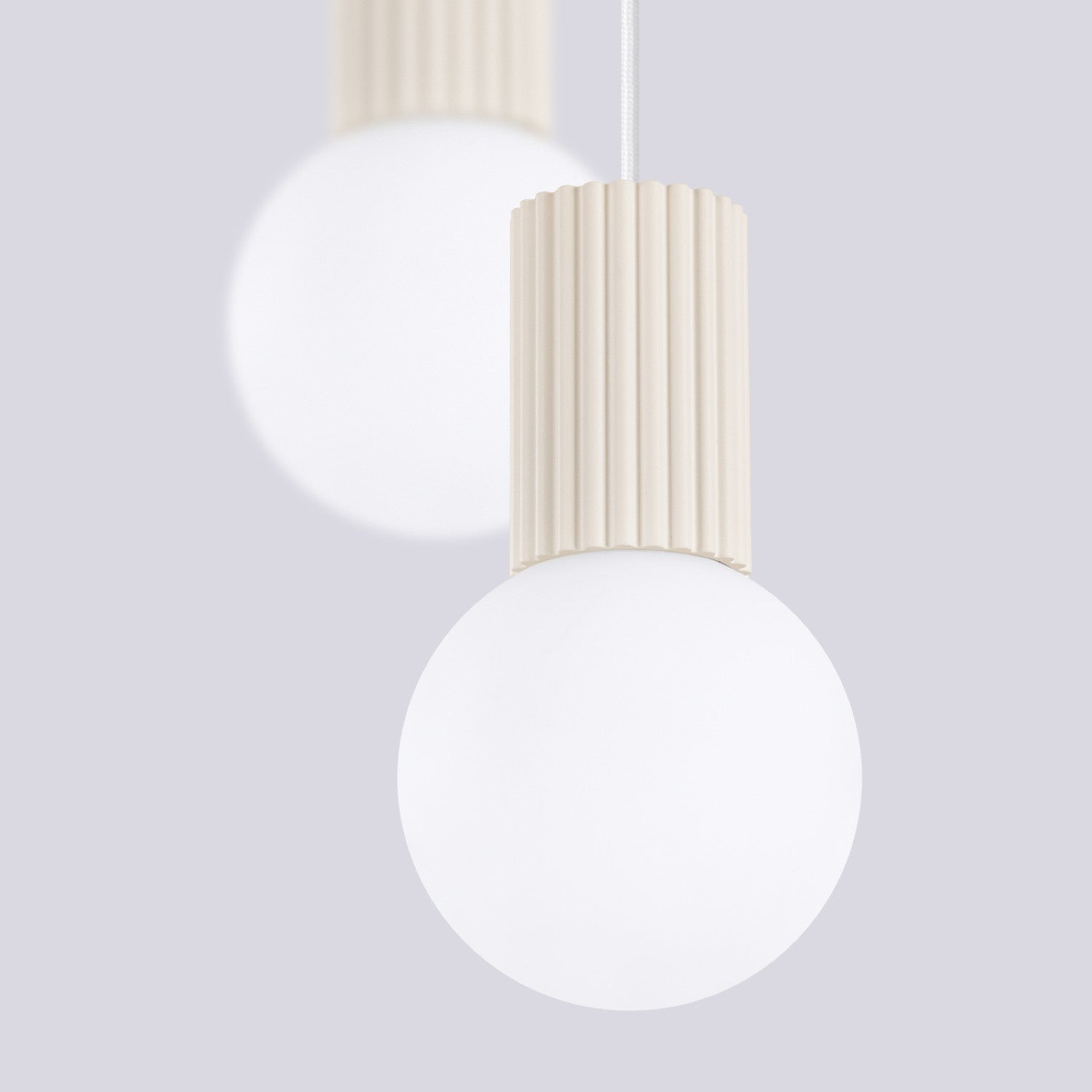 Suspension Halo 2 boules opale grappe beige, vue rapprochée