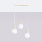 Suspension Halo 3 boules opale barre beige suspendue au-dessus d'une table