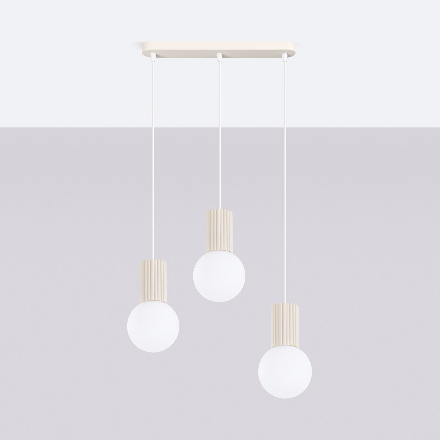 Suspension Halo 3 boules opale barre beige suspendue au-dessus d'une table