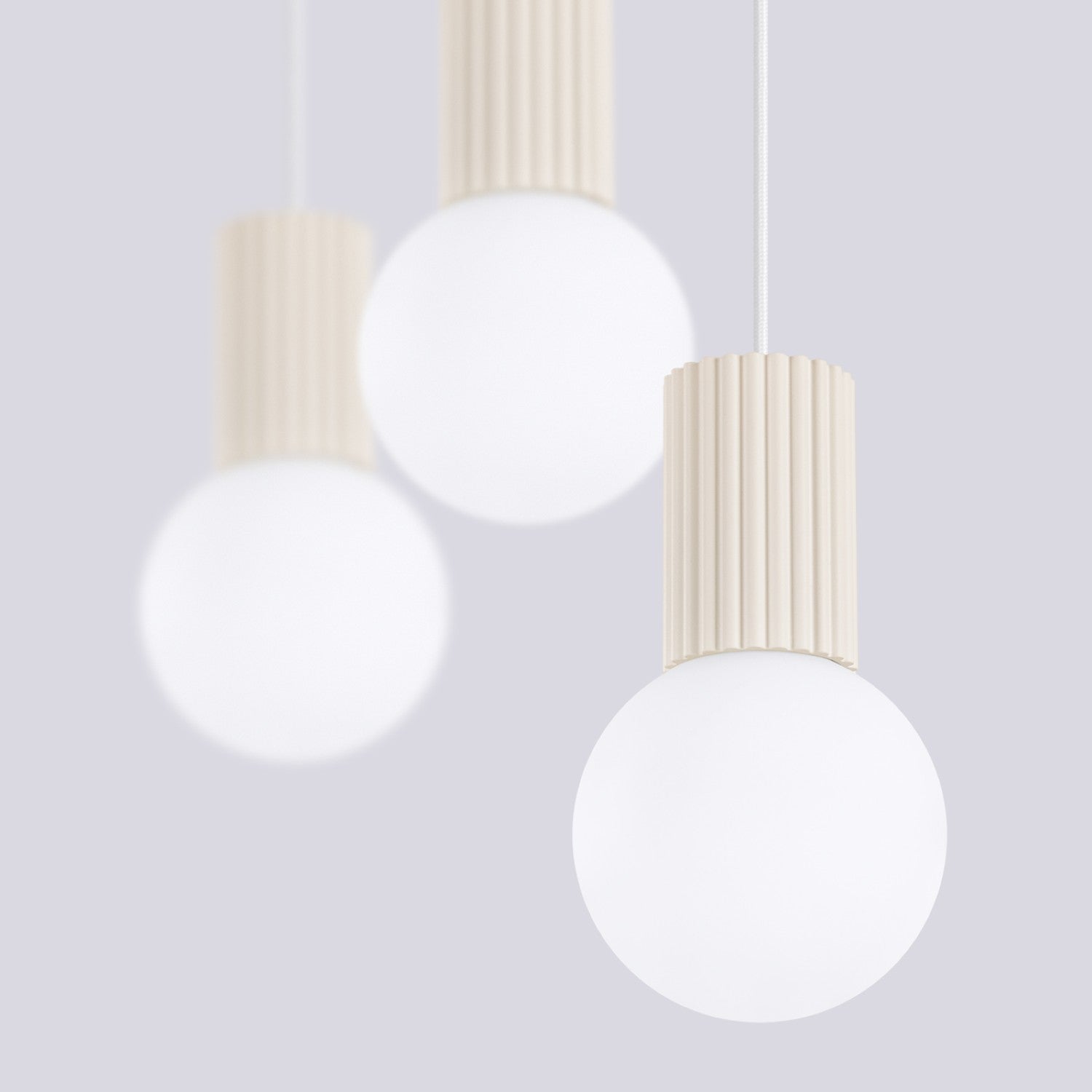 Suspension Halo 3 boules opale barre beige, vue rapprochée