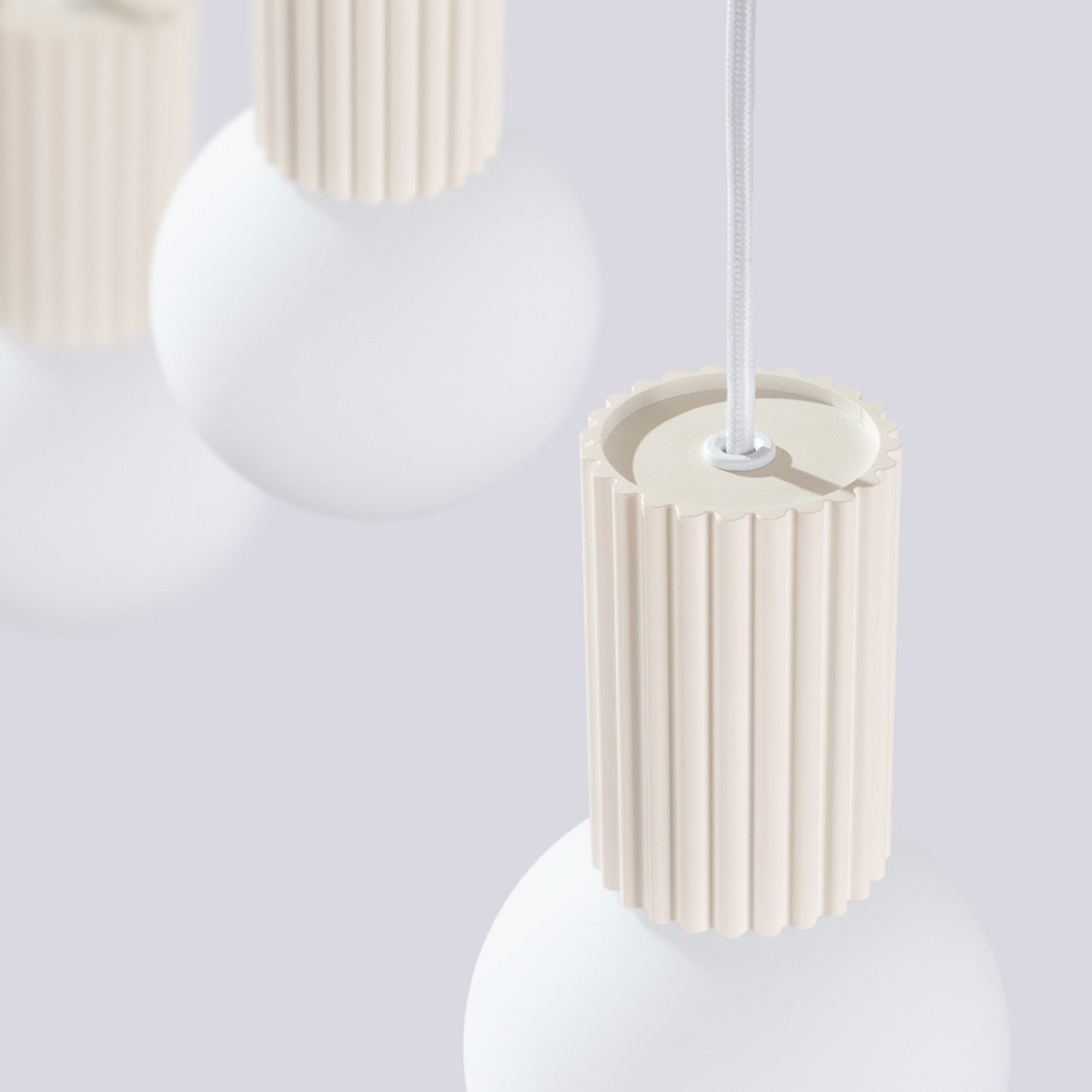 Suspension Halo 3 boules opale barre beige et sa barre de fixation