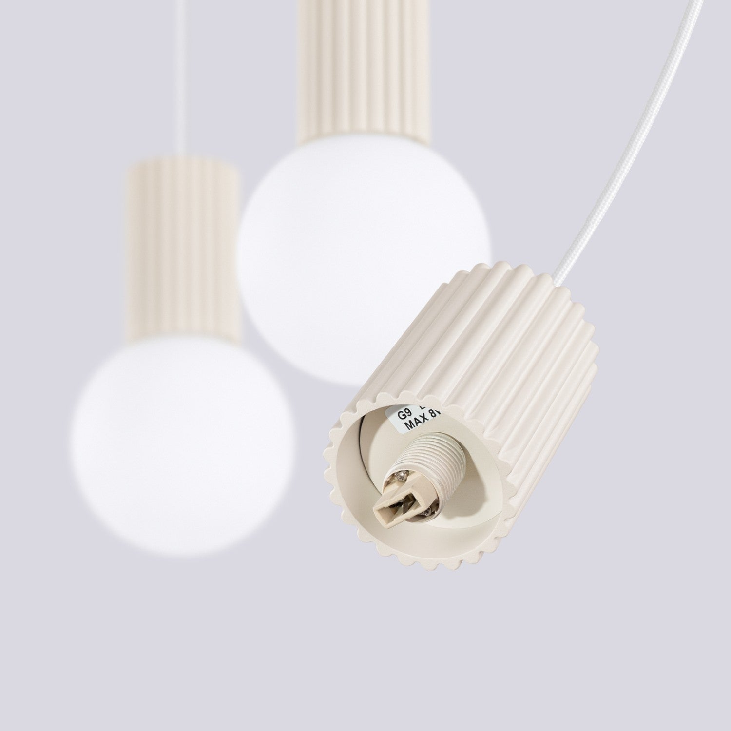 Suspension Halo 3 boules opale barre beige dans un intérieur