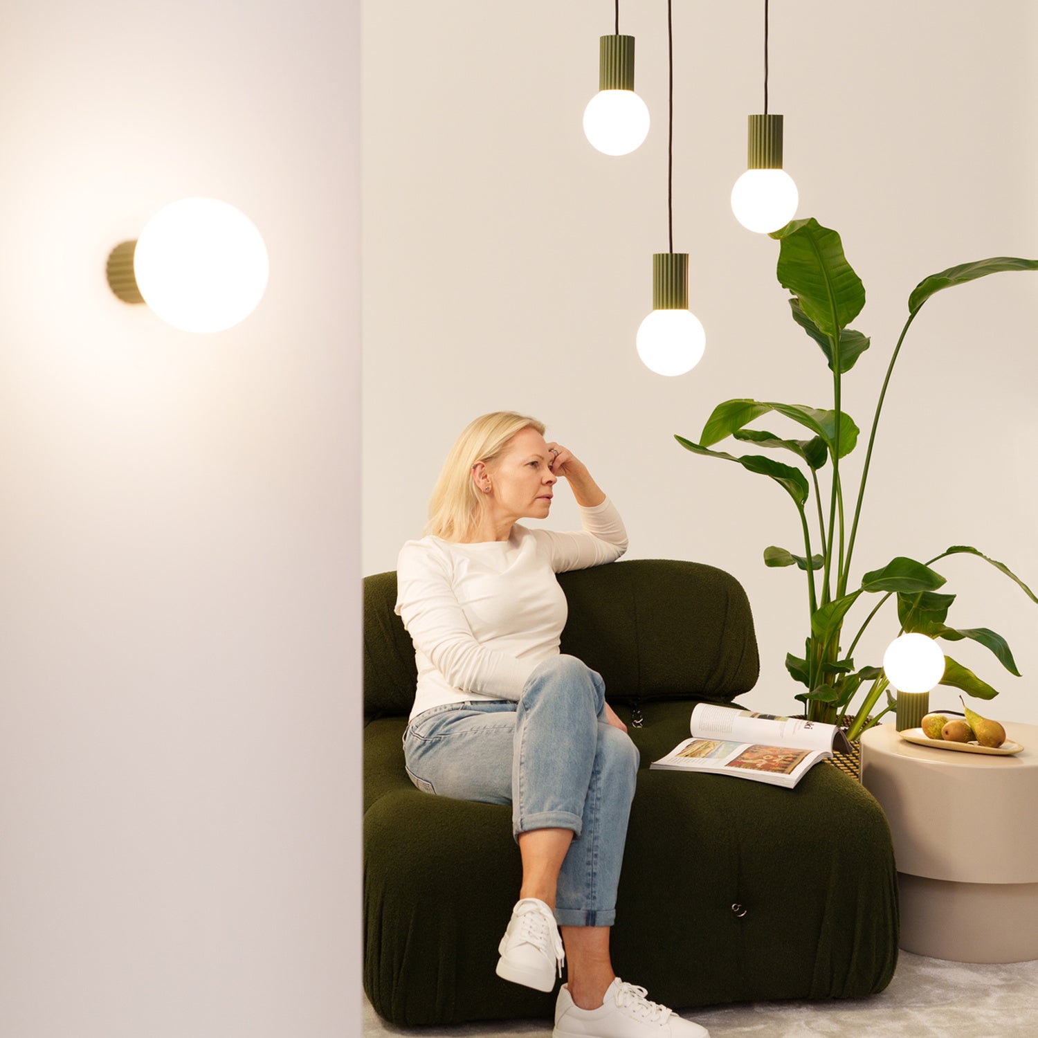 Suspension Halo 3 boules opale grappe vert olive dans un intérieur