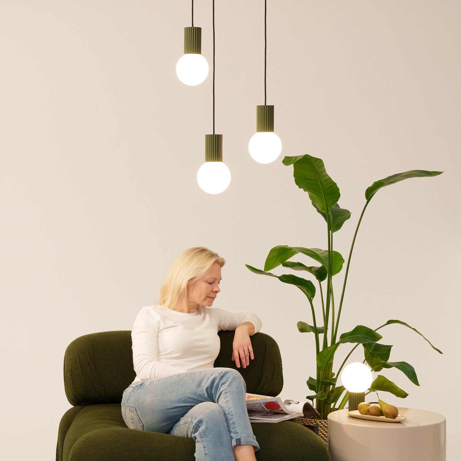 Suspension Halo 3 boules opale grappe vert olive en situation
