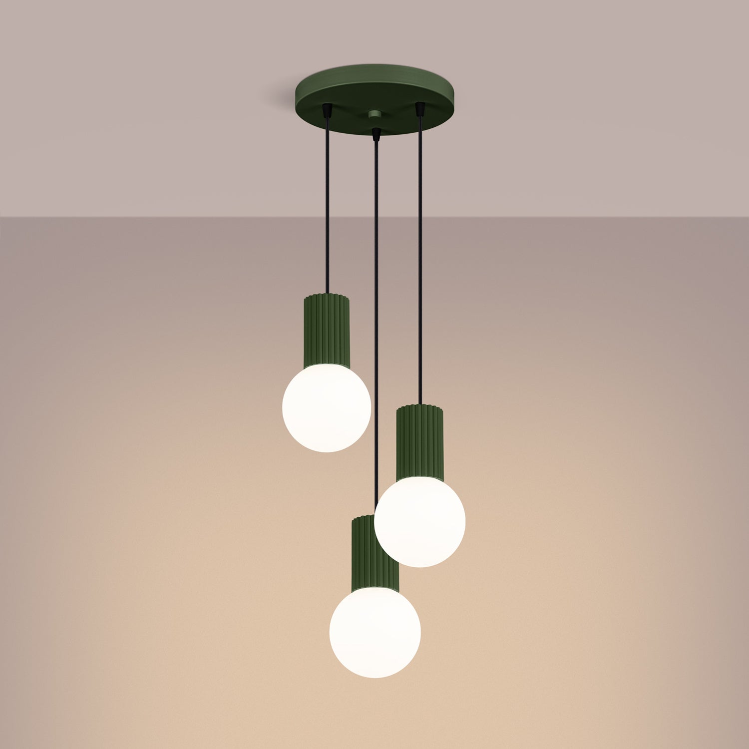 Suspension Halo 3 boules opale grappe vert olive allumée, trois globes diffusants