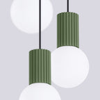 Suspension Halo 3 boules opale grappe vert olive, vue rapprochée