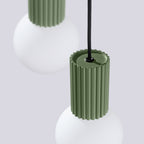 Suspension Halo 3 boules opale grappe vert olive et sa rosace ronde