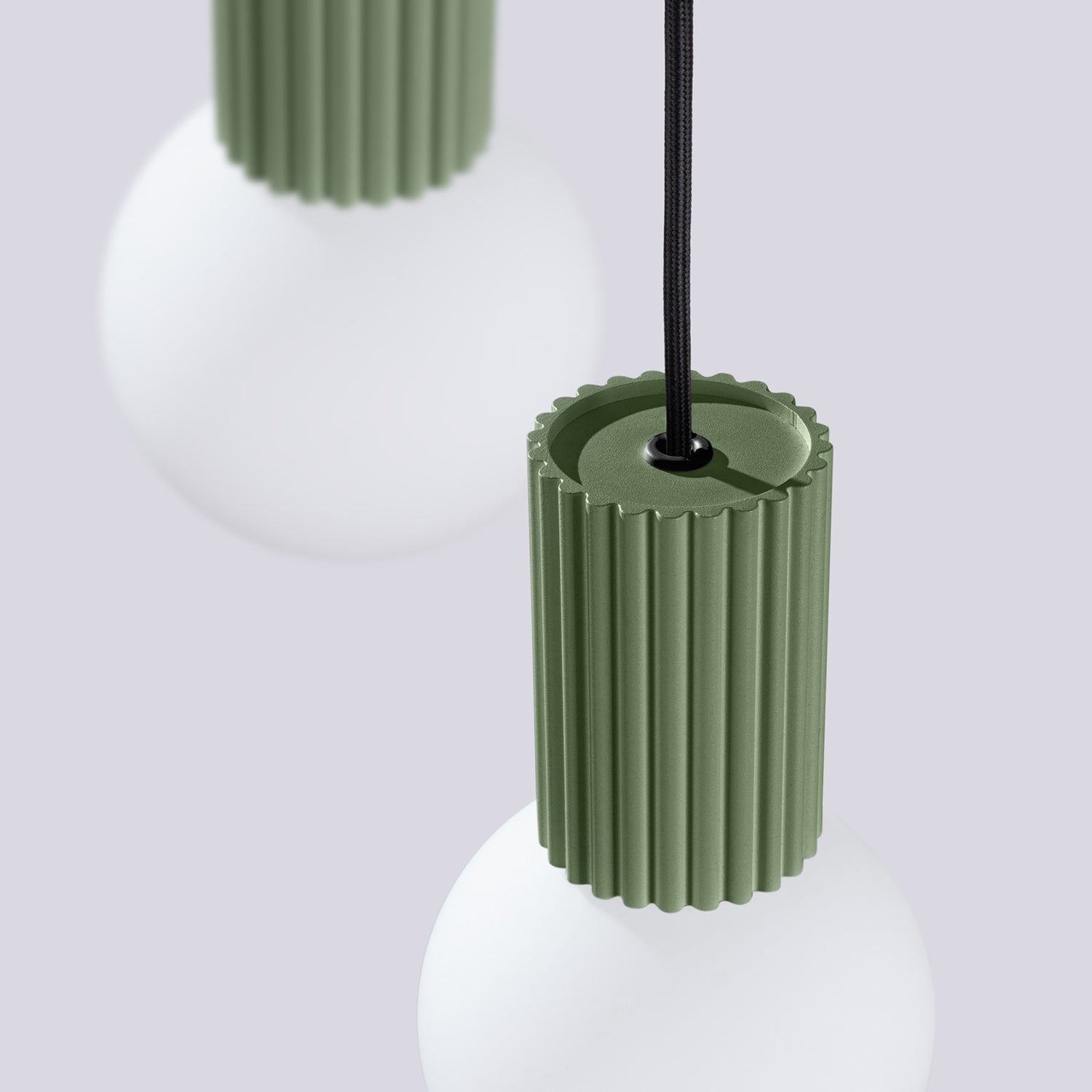 Suspension Halo 3 boules opale grappe vert olive et sa rosace ronde