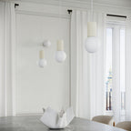 Suspension Halo boule opale beige en ambiance