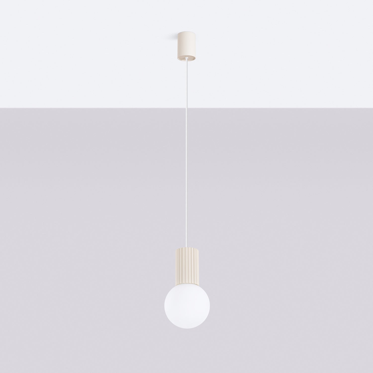 Suspension Halo boule opale beige suspendue à son câble
