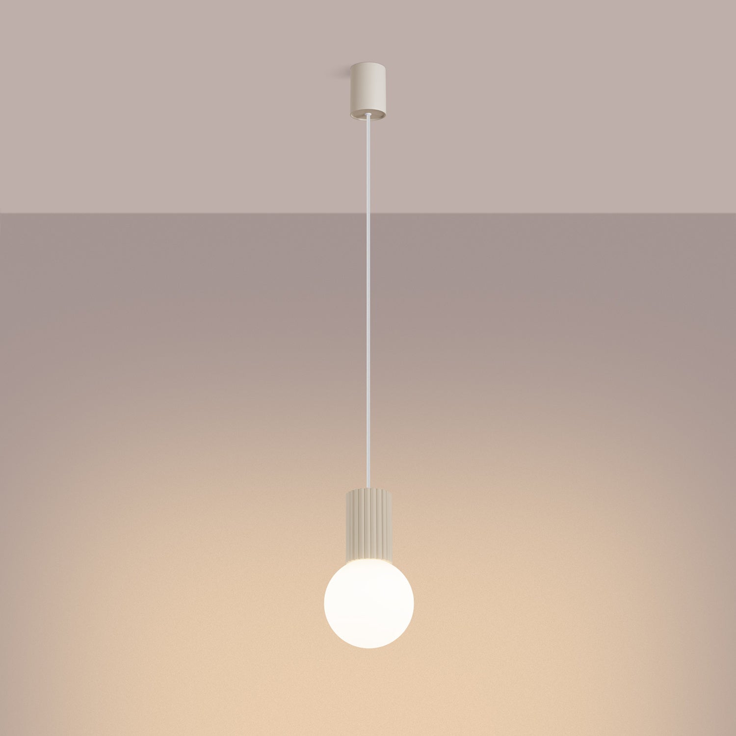 Suspension Halo boule opale beige allumée, lumière diffuse