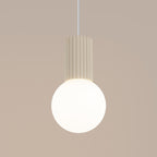 Détail du culot cannelé, suspension Halo beige