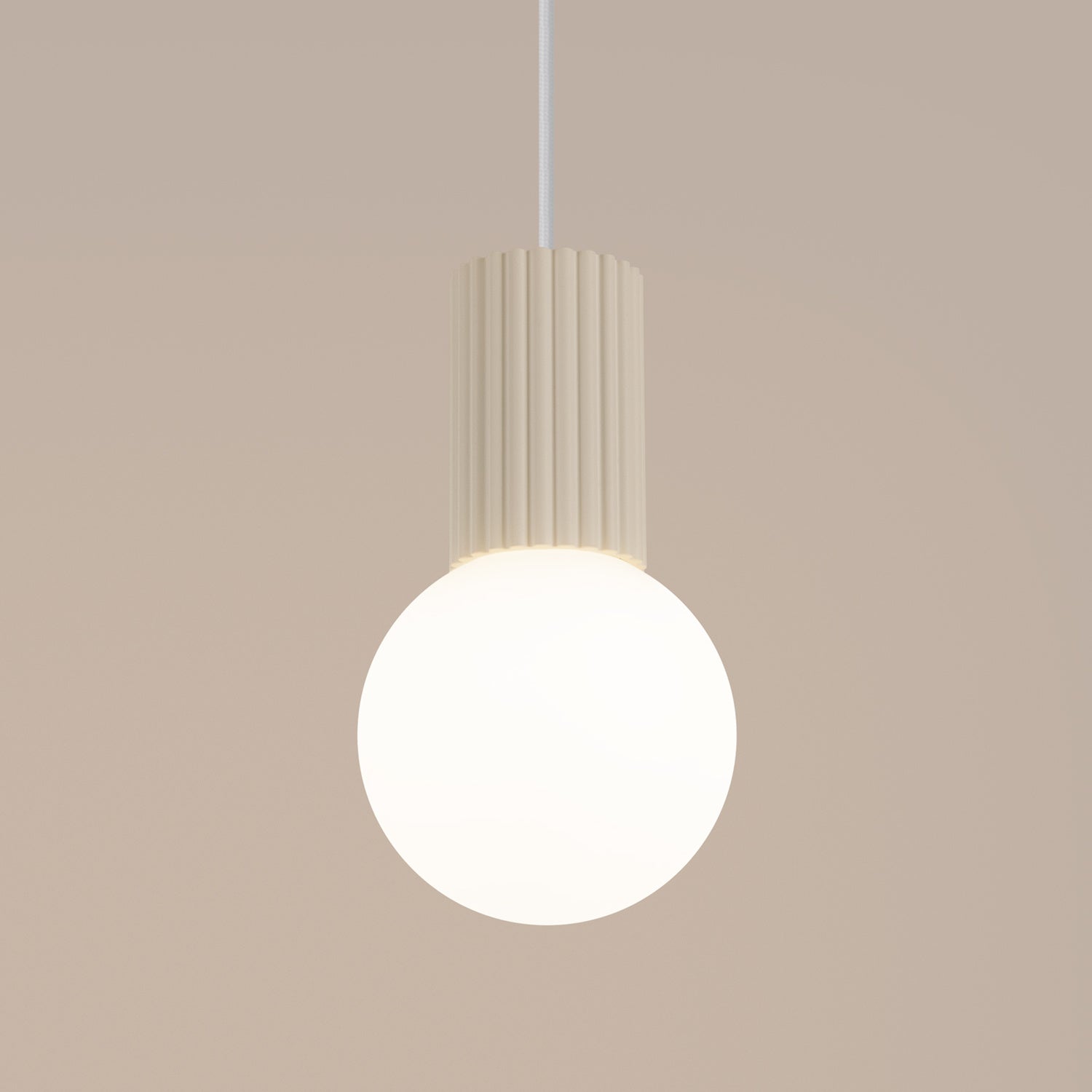 Détail du culot cannelé, suspension Halo beige