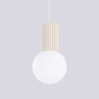 Suspension Halo boule opale beige, vue rapprochée