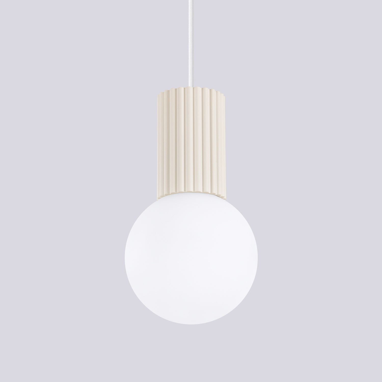 Suspension Halo boule opale beige, vue rapprochée