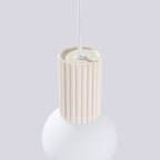 Suspension Halo boule opale beige dans un intérieur