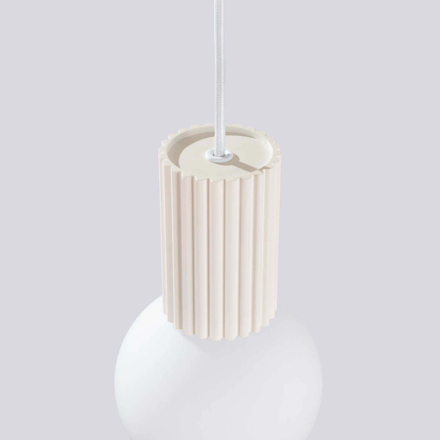 Suspension Halo boule opale beige dans un intérieur