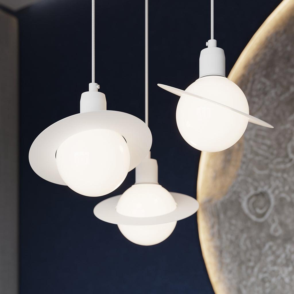 Suspension Hyperion globe opale et acier blanc G9 en situation dans un intérieur