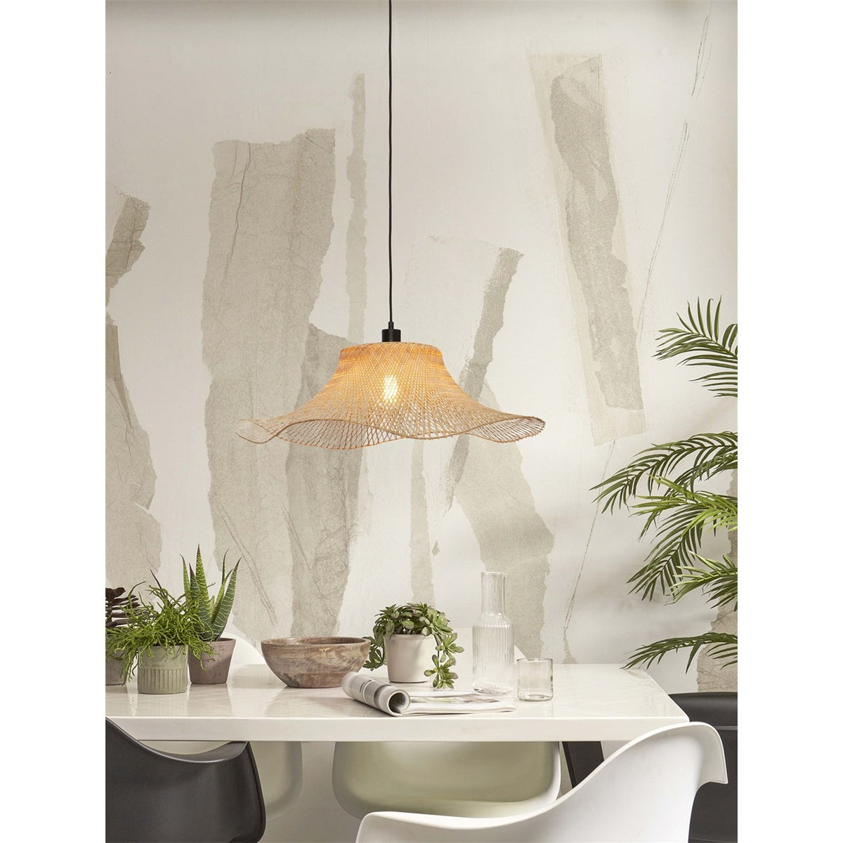 Suspension Ibiza Bambou naturel au-dessus d'une table blanche garnie de plantes et d'une carafe