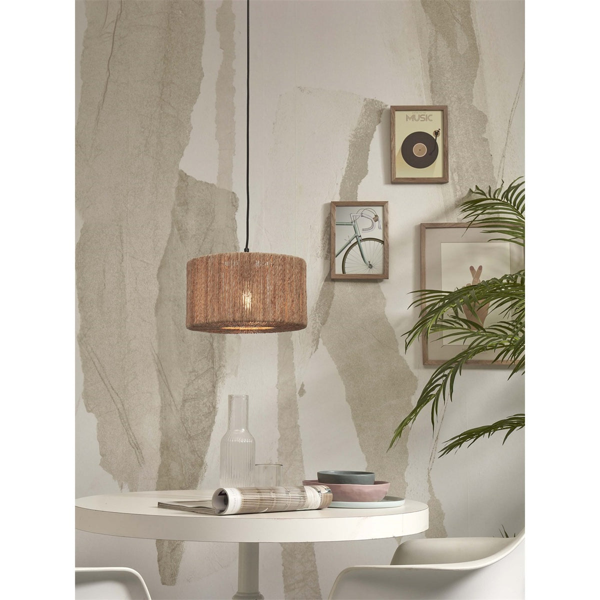 Suspension Iguazu en jute naturel au-dessus d'une table ronde blanche près de cadres et d'un palmier