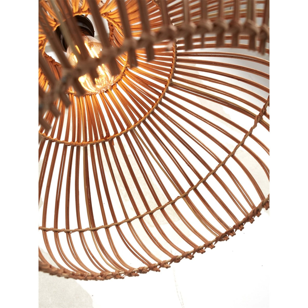 Vue de dessous de la suspension Kalahari avec ses tiges de rotin rayonnant autour de l'ampoule