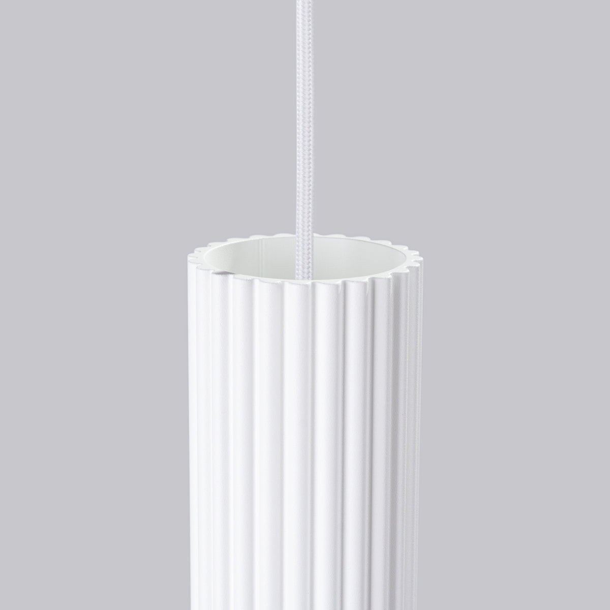 Haut du tube ouvert de la suspension Karbon laque blanche et son câble textile