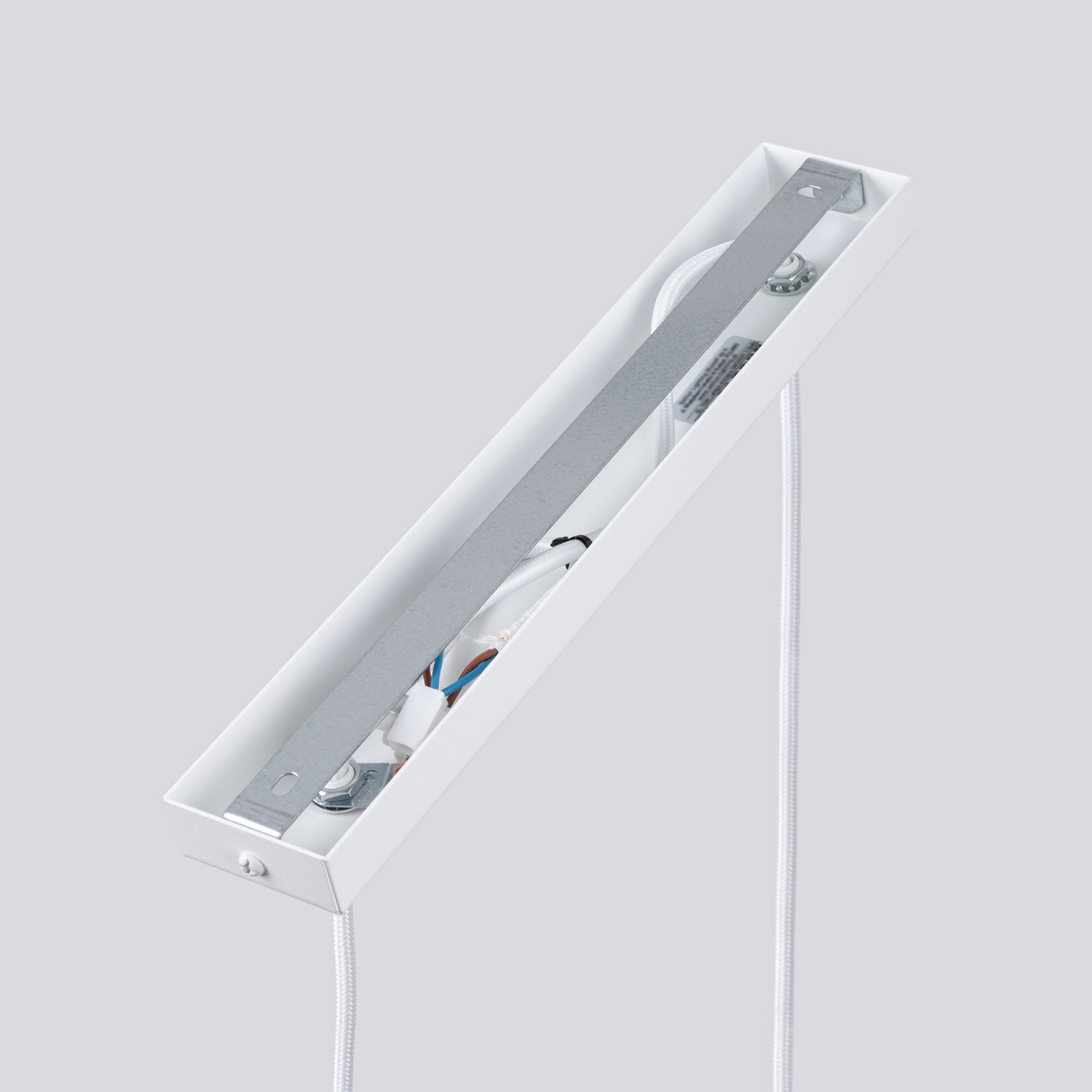 Détail du tube cannelé, suspension Karbon blanc