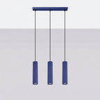 Suspension Karbon 3 tubes barre bleu outremer installée au-dessus d'une table