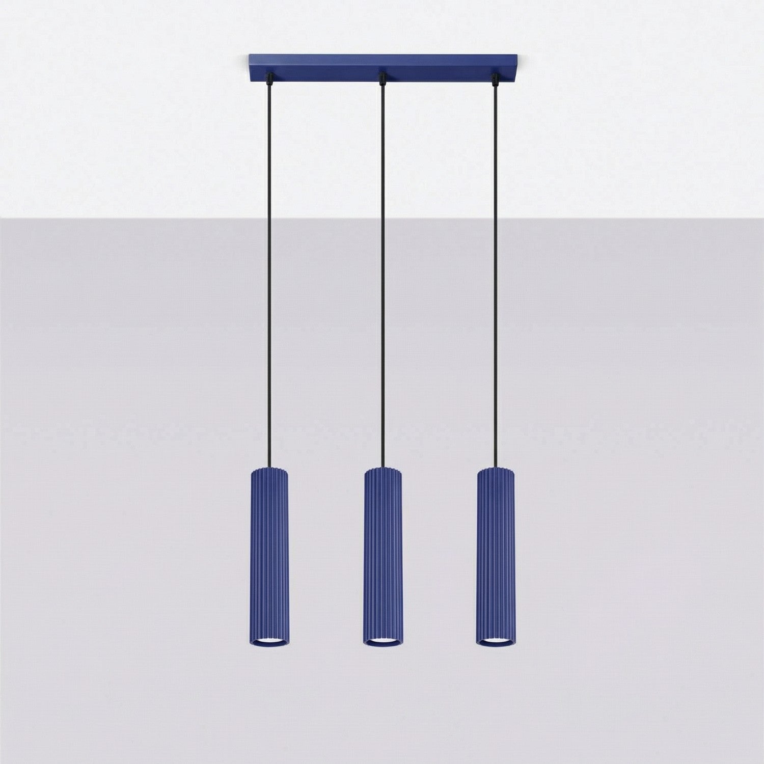 Suspension Karbon 3 tubes barre bleu outremer installée au-dessus d'une table