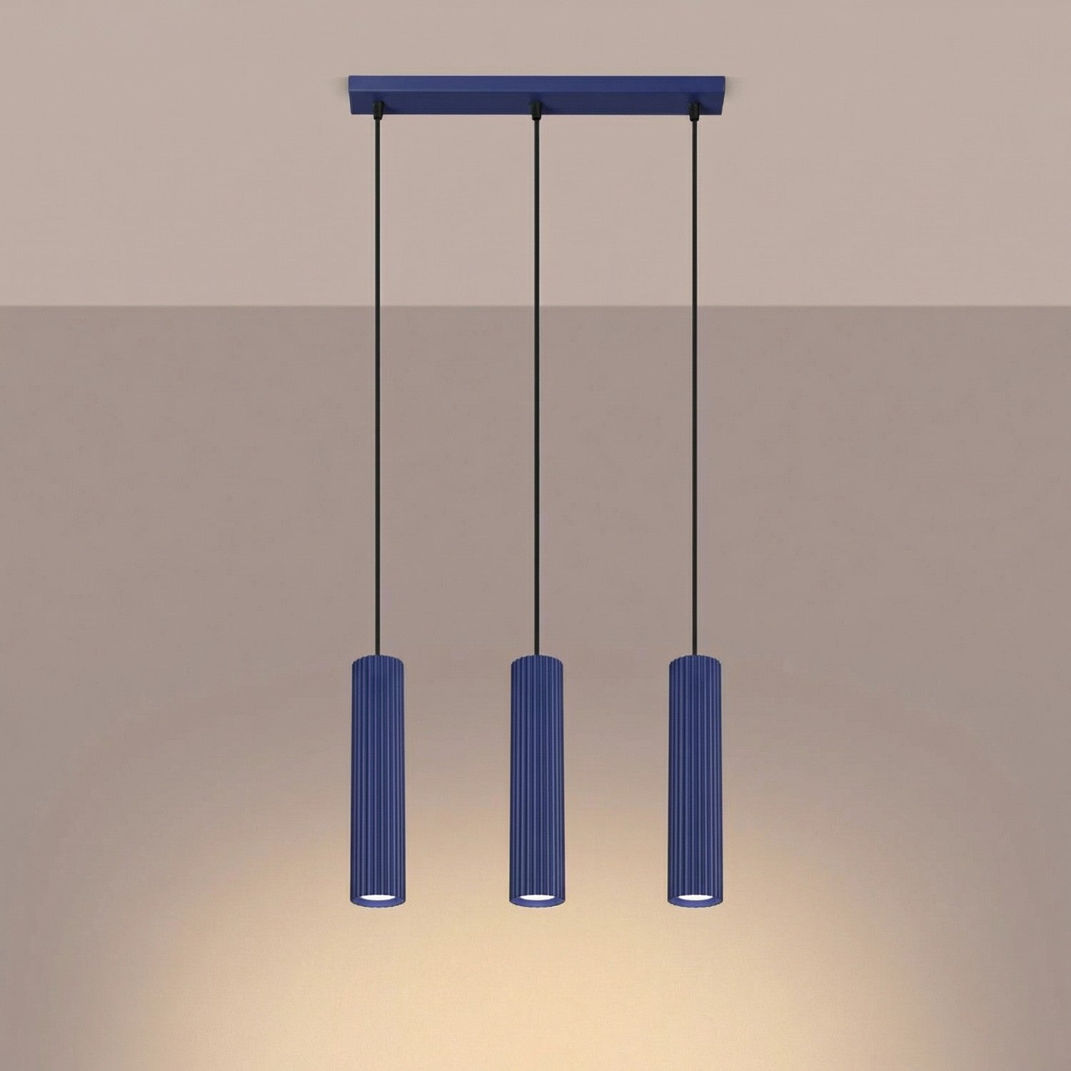 Suspension Karbon 3 tubes barre bleu outremer allumée, trois faisceaux verticaux